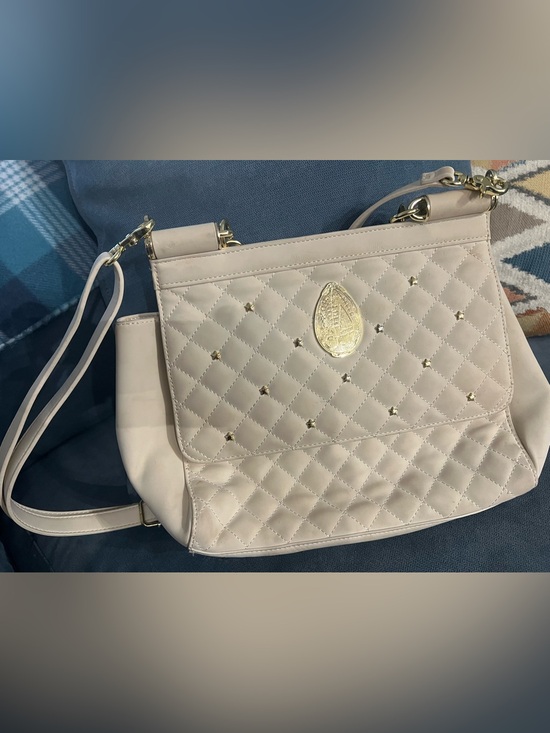 Loungefly Handbags - Loungefly Harry Potter Quilted Cream Shoulder Bag with Gold Emblem